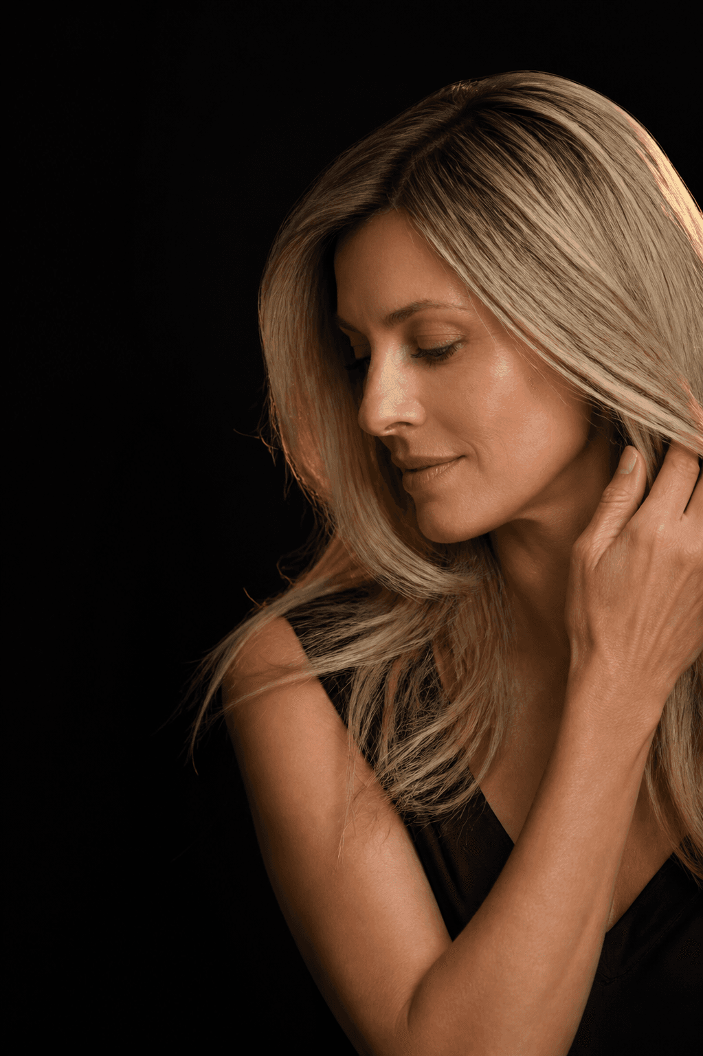Mujer con peluca premium rubia de aspecto natural